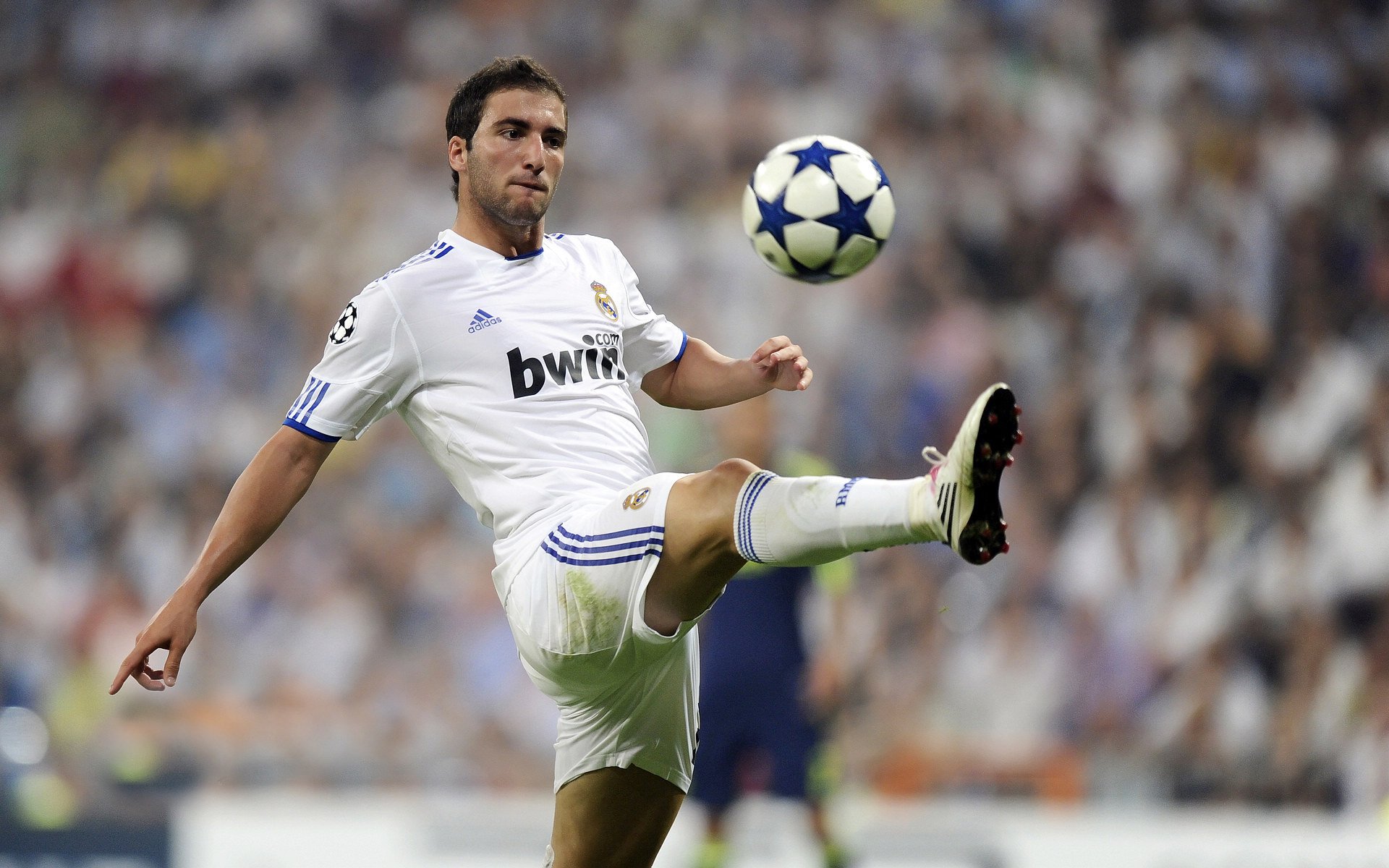 爱游戏体育在线-球场“王者之战”：顶级豪门的巅峰对决，王者之战什么意思